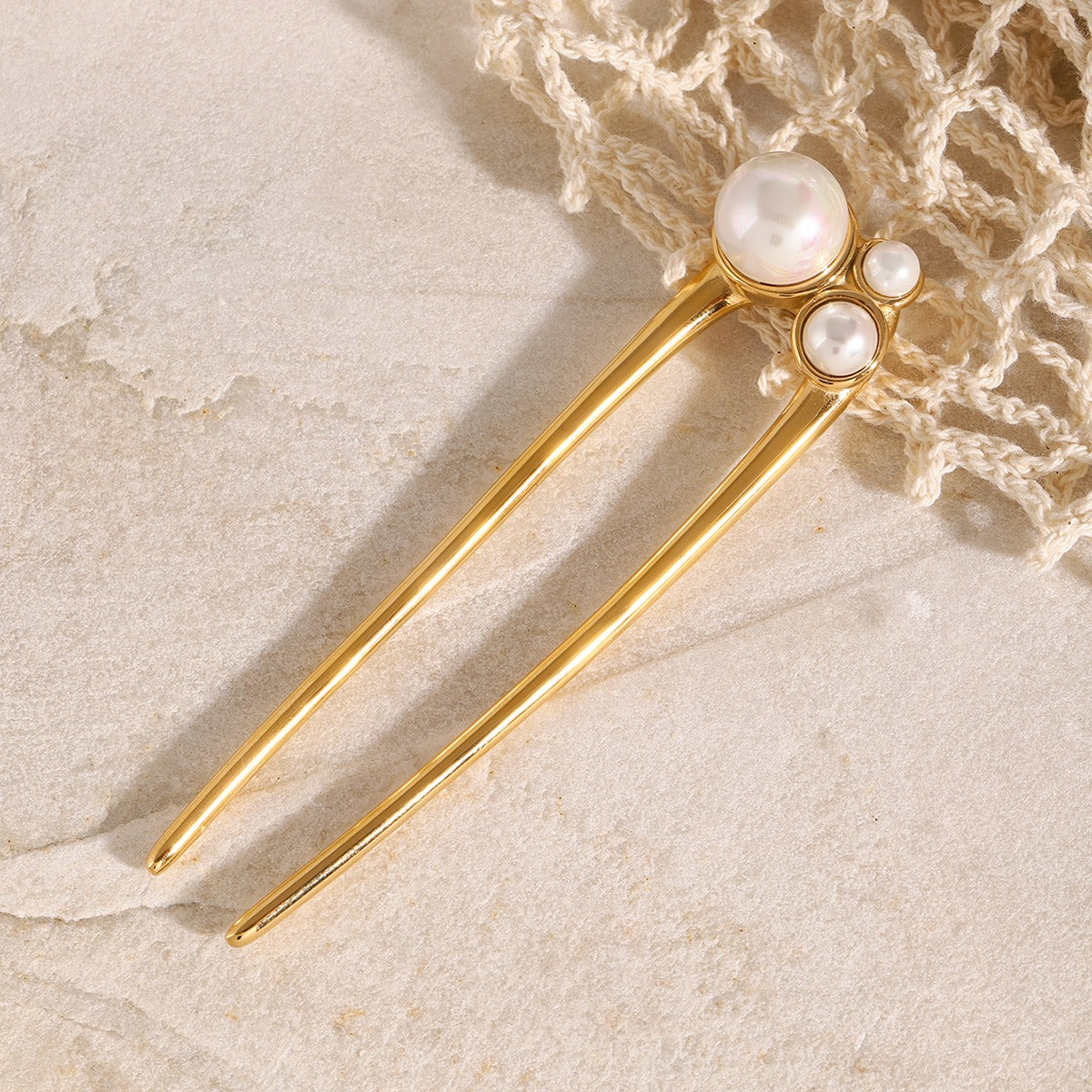18K gold U-shaped hair pin with three graduated pearl inlays, titanium steel with PVD gold plating, MINIMAL