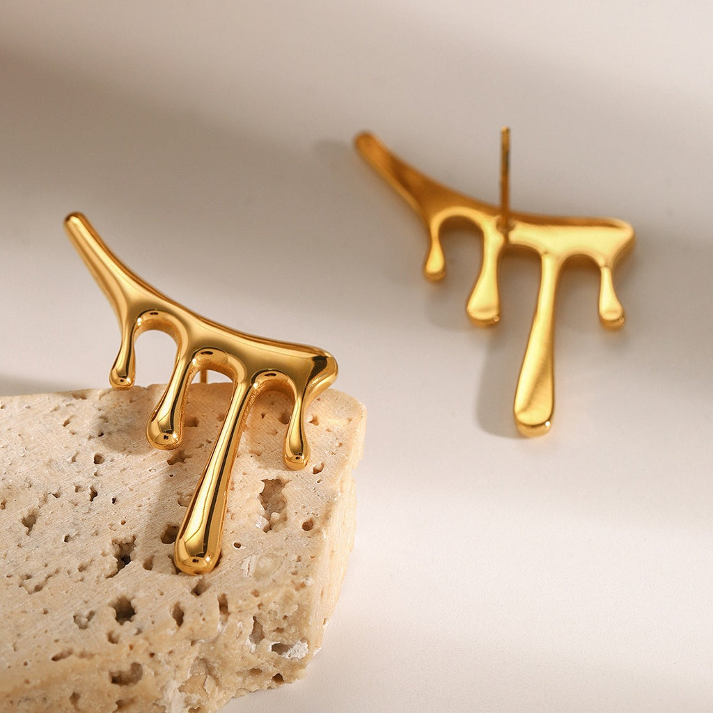 Close-up of irregular water drop design, 18K gold warm finish — MINIMAL
