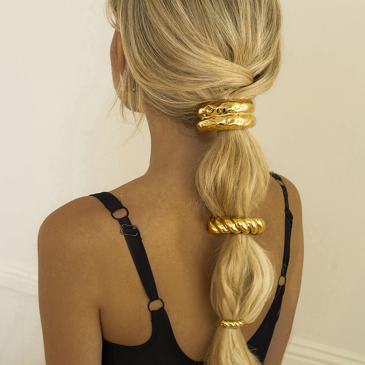 18K gold double-layer hammered U-pin – Gold finish, double-layer U-shaped silhouette with hammer pattern texture, MINIMAL