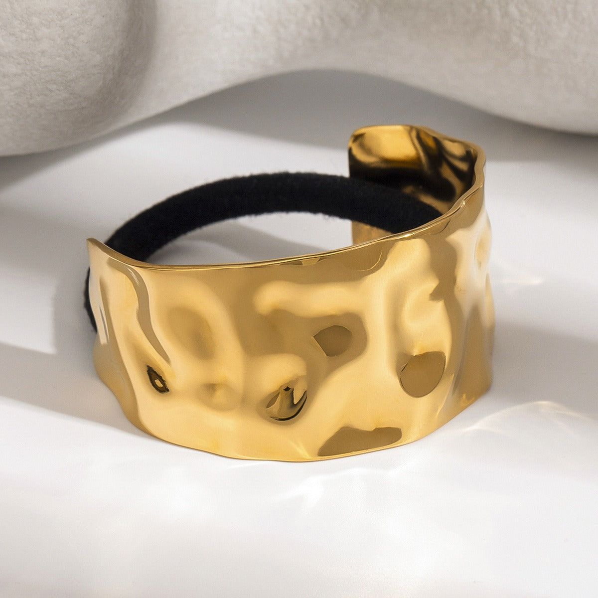 18K gold wide C-shaped hammered hair clip, broad face with hammer pattern texture, titanium steel with PVD gold plating, MINIMAL