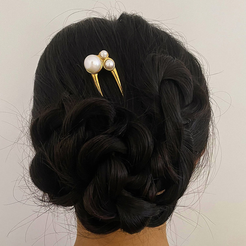 18K gold U-shaped hair pin with three graduated pearl inlays, titanium steel with PVD gold plating, MINIMAL