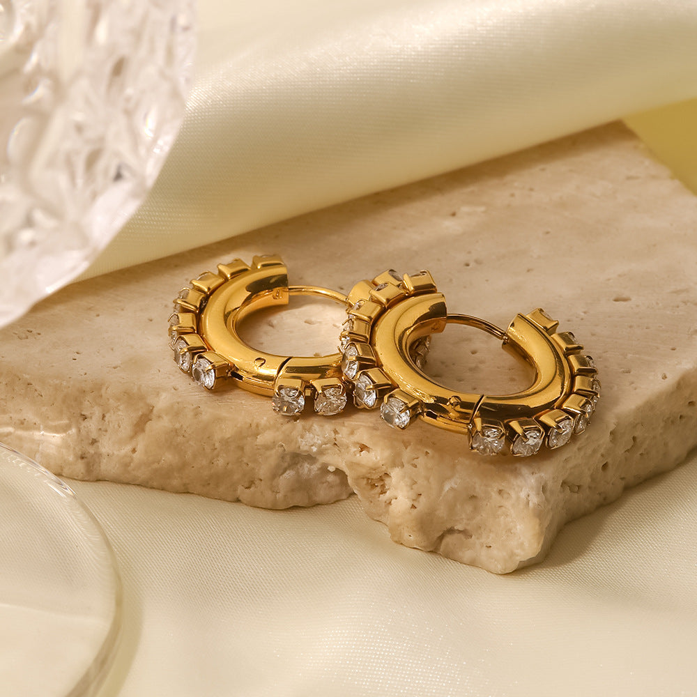 Close-up of white square zircon bezel setting, 18K gold warm finish — MINIMAL