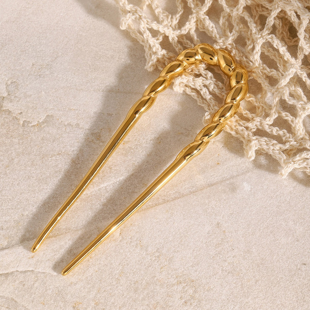  Close-up of twisted metal texture on 18K gold hair accessory — MINIMAL