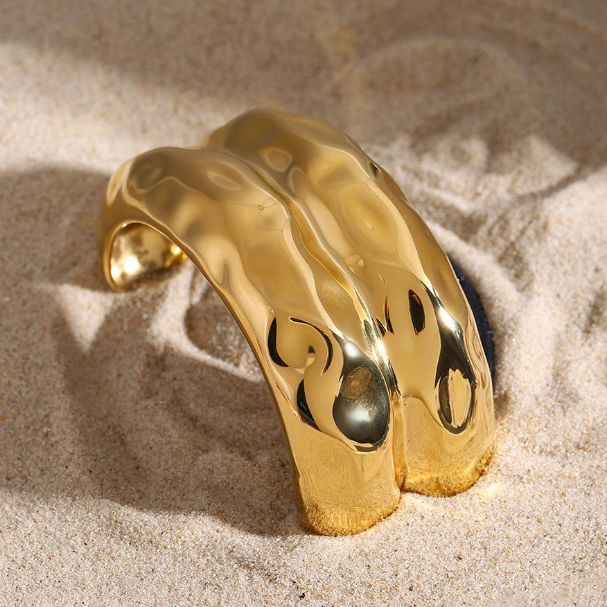 18K gold double-layer hammered U-pin – Gold finish, double-layer U-shaped silhouette with hammer pattern texture, MINIMAL