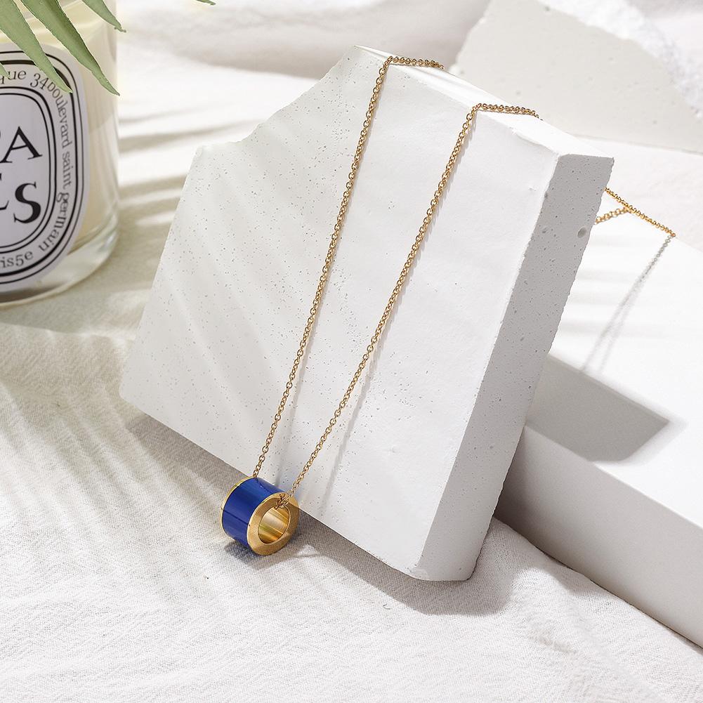 ENAMEL ROUND PENDANT.