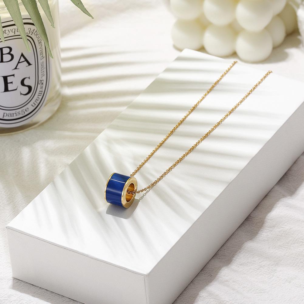 ENAMEL ROUND PENDANT.