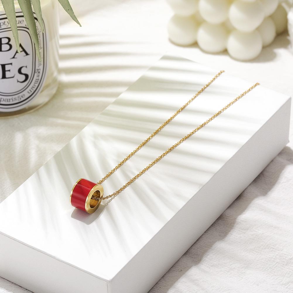 ENAMEL ROUND PENDANT.