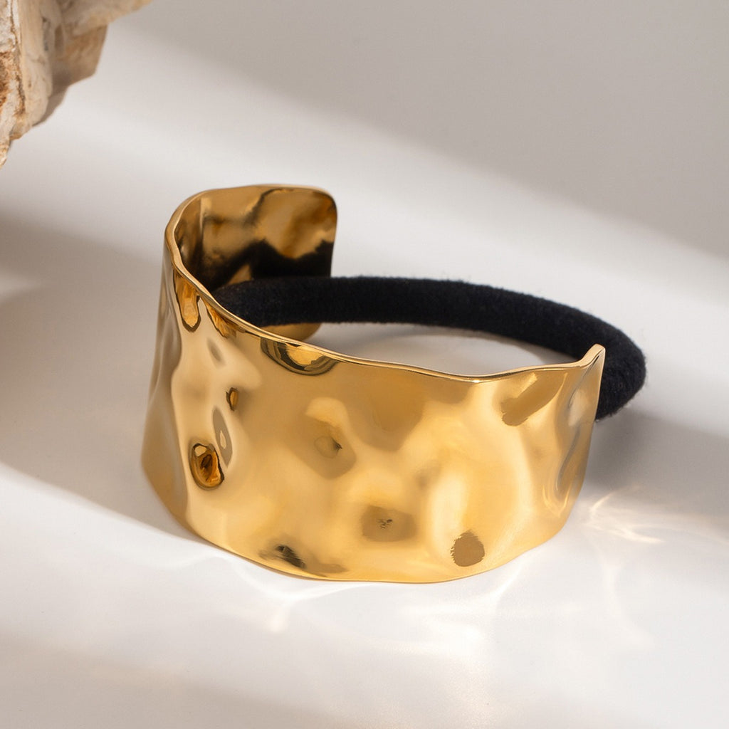 18K gold wide C-shaped hammered hair clip, broad face with hammer pattern texture, titanium steel with PVD gold plating, MINIMAL