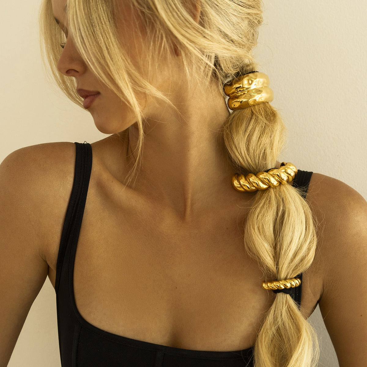 18K gold double-layer hammered U-pin – Gold finish, double-layer U-shaped silhouette with hammer pattern texture, MINIMAL