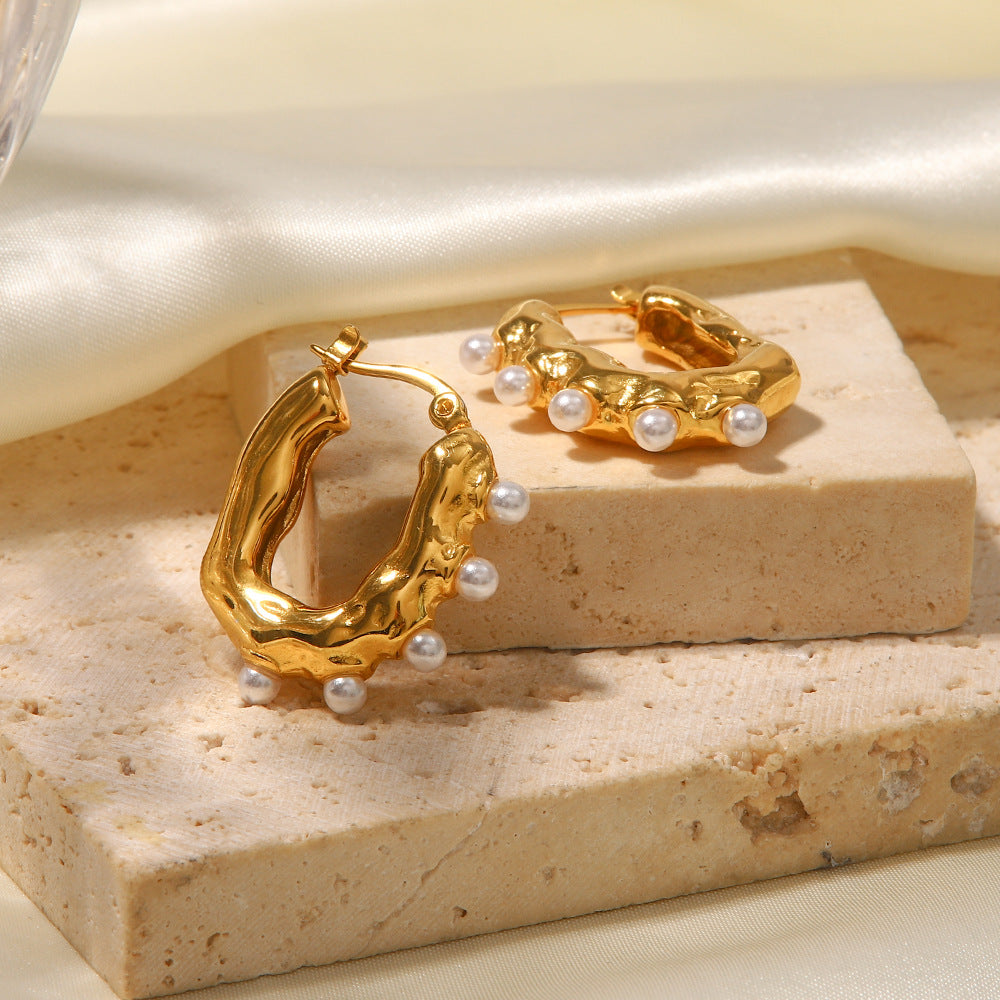18K gold geometric pearl earrings styled on ear, structured and soft — MINIMAL