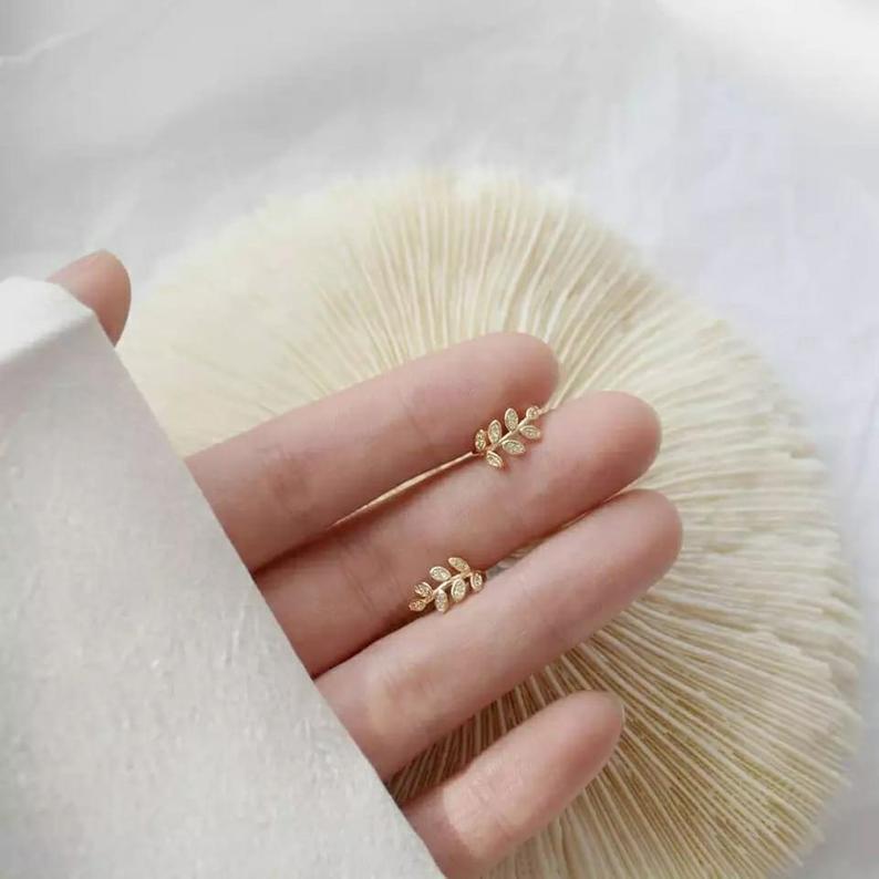 Adjustable No Piercing Single Leaf Wide Wire Ear Wrap Cuff Helix Band.